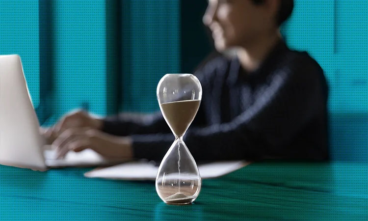 Hour glass with a person using rapid elearning authoring tools 